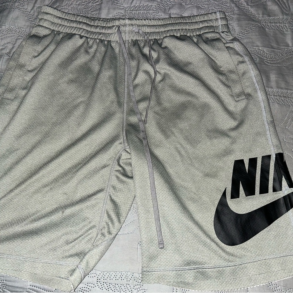 Nike SB Men's skateboard/ athletic Shorts, Light Gray, XL.